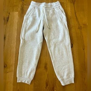Scuba High-Rise Cropped Jogger
Color Ultra Light Grey
Size4